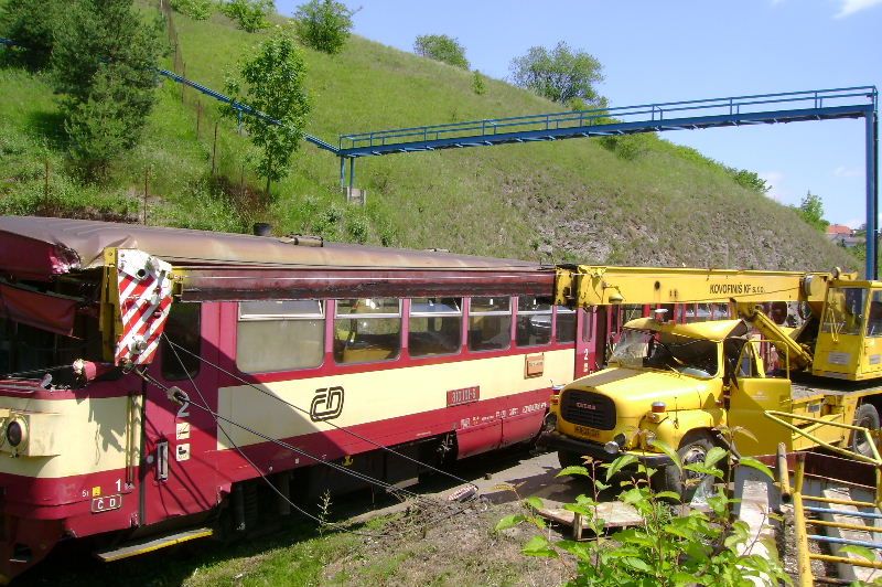 obrázek: Žena zraněná při střetu autobusu s vlakem zemřela