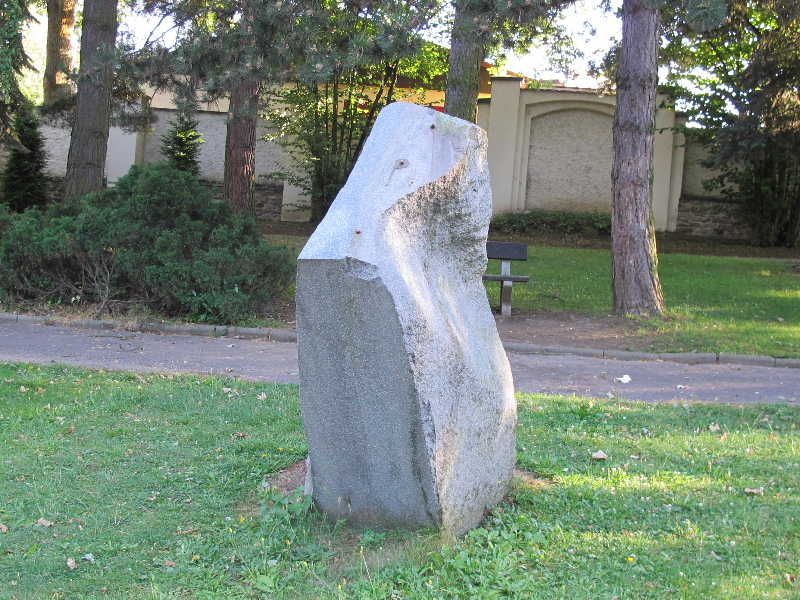 Zloděj ukradl v Pelhřimově kříž s bustou Františka Bernarda Vaňka