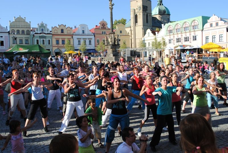Zoomba párty přilákala na brodské náměstí stovky lidí