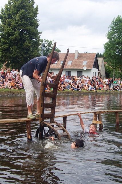 Zrádná lávka v Růžené vykoupala většinu odvážlivců