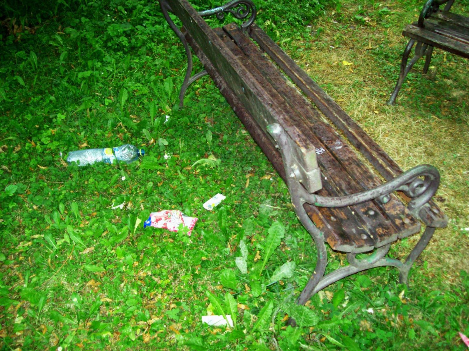 Zrekonstruovaný nemocniční park v Havlíčkově Brodě hyzdí odpadky