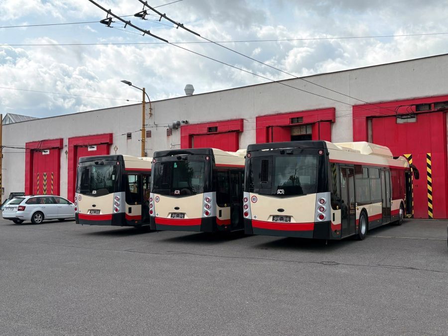 Jihlava má tři nové CNG autobusy. Řidič při zavřených dveřích dobíhající cestující nevidí