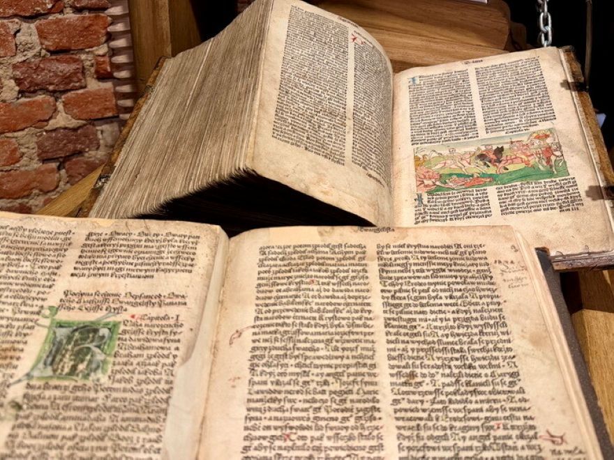 Malé muzeum Bible ve Starém Pelhřimově získalo Pražskou bibli z roku 1488. Přibyly i další vzácné tisky