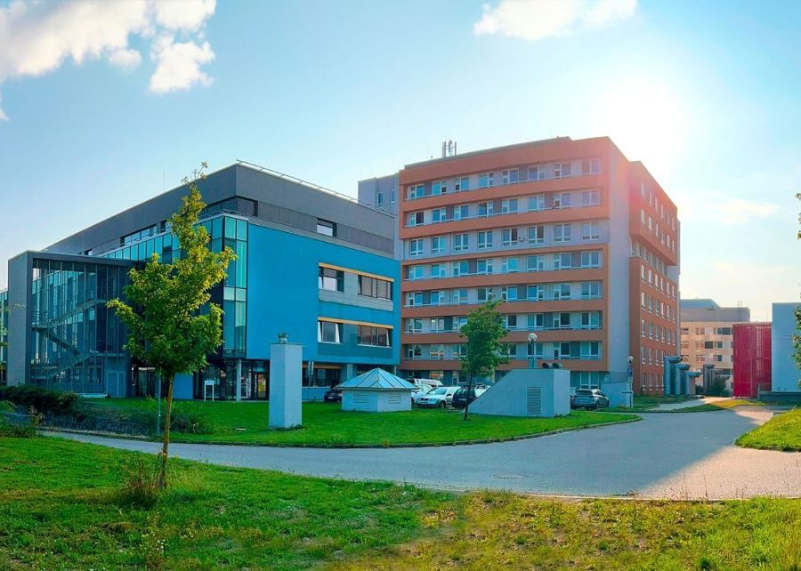Nemocnice Jihlava otevřela nové parkoviště u transfuzního oddělení, vjezd je možný pouze zevnitř areálu