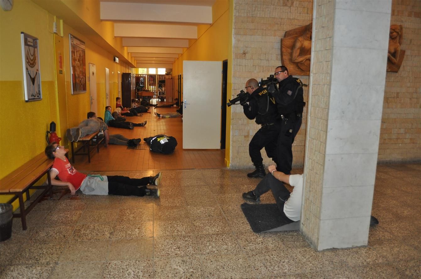 obrázek: Jednotky integrovaného záchranného systému v Pelhřimově cvičně řešily útok šíleného střelce