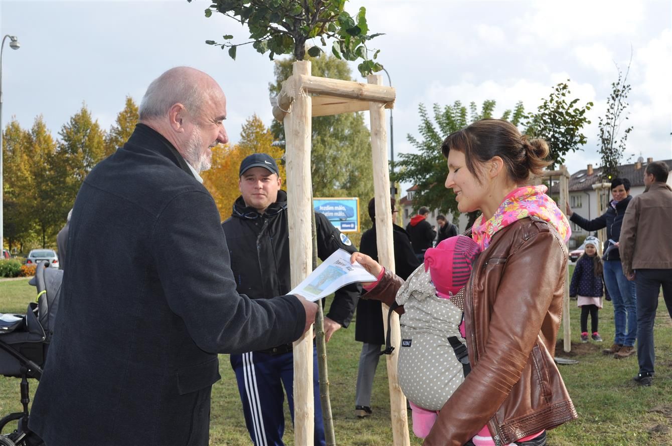 V Pelhřimově zasadilo nové stromky svým dětem 61 rodičů