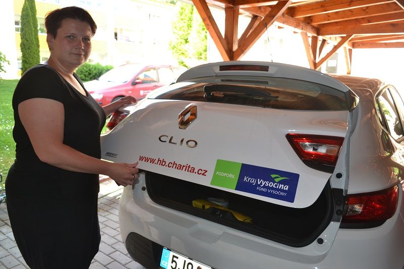 Díky novému autu mohou pečovatelky na Humpolecku pomáhat lidem i v hůř dostupných vesnicích