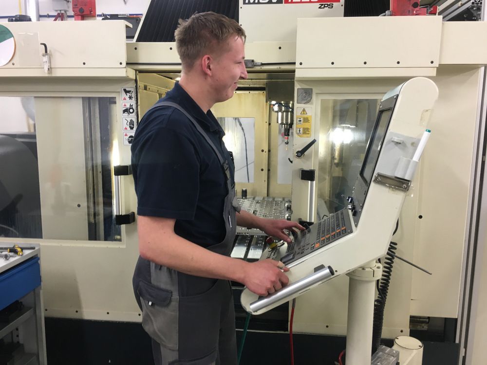 obrázek:   Plastové víčko na šampón i kryt na telefon. Bez forem z Šašovic by nebyly