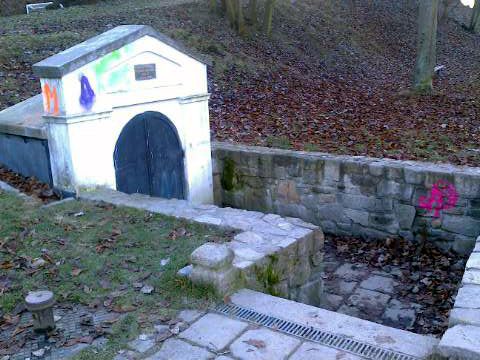 Vandal pomaloval studánku Na Skalce v Jihlavě