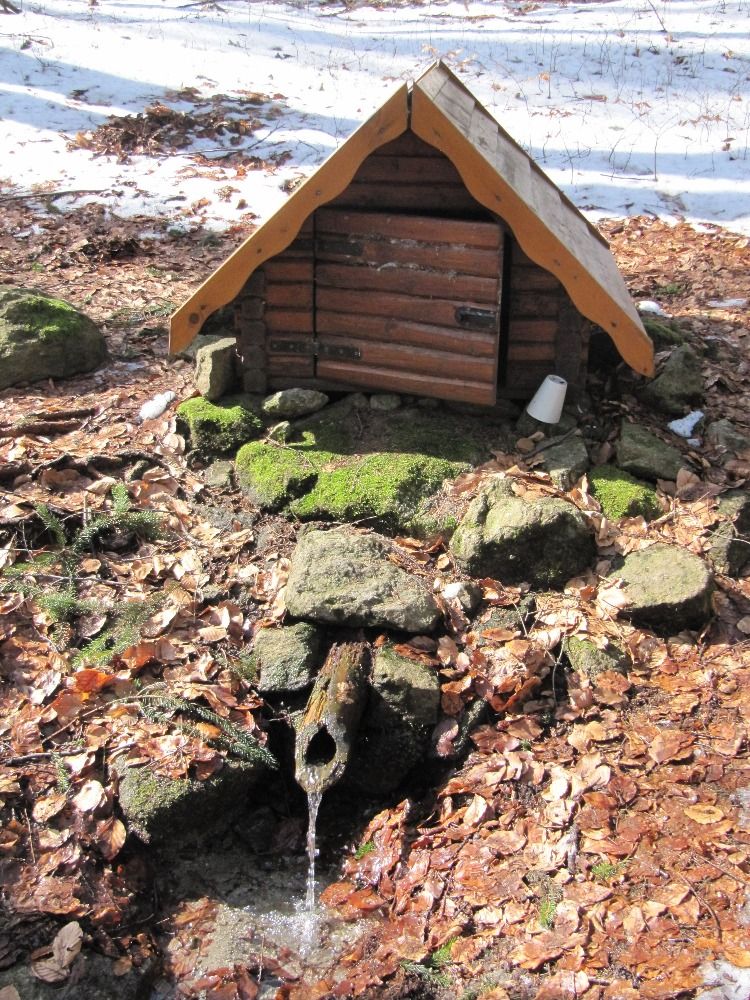 Zloděj ukradl na Jihlavsku nápisy ze studánek Anetka a Eliška