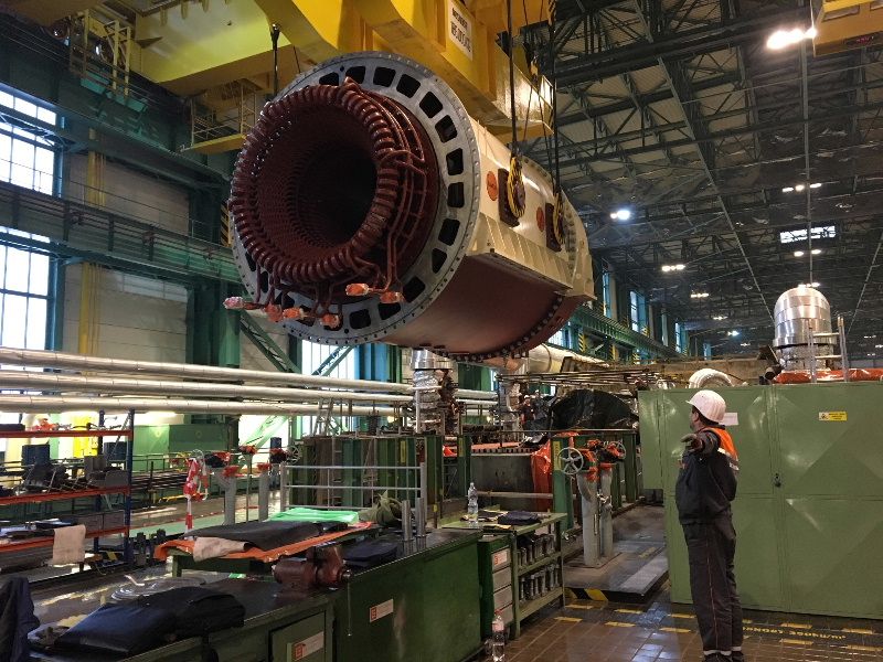 Z Dukovan vezou 174 tunový stator generátoru na testy do Plzně. Přeprava vyžaduje mimořádná opatření