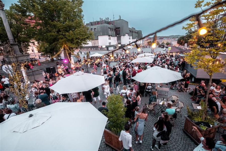 Léto na jihlavském Masarykově náměstí 2026: koncerty, dechovky, kino i Boží food fest