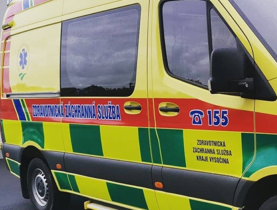 V Jihlavě se řidiči udělalo špatně, vyjel na chodník a poškodil dopravní značku