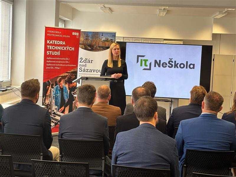 Žďár nad Sázavou přijímá nové studenty do IT NeŠkoly