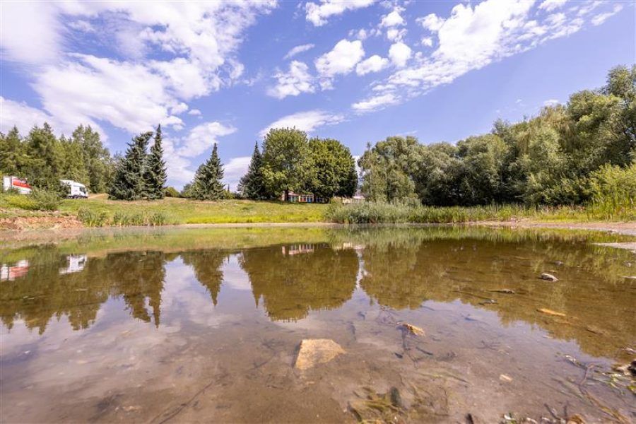 Jihlava utěsňuje hráz rybníka Kalvárie injektáží, práce mají skončit v září
