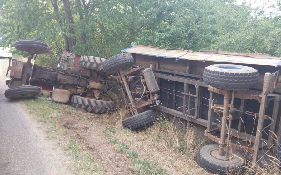 Mladý řidič traktoru se u Jackova vyhýbal nákladnímu autu. Těžký přívěs dostal smyk