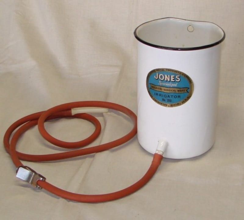 Neobvyklá sbírka v Mostě: 140 historických klystýrů ve Válečném muzeu Sudety