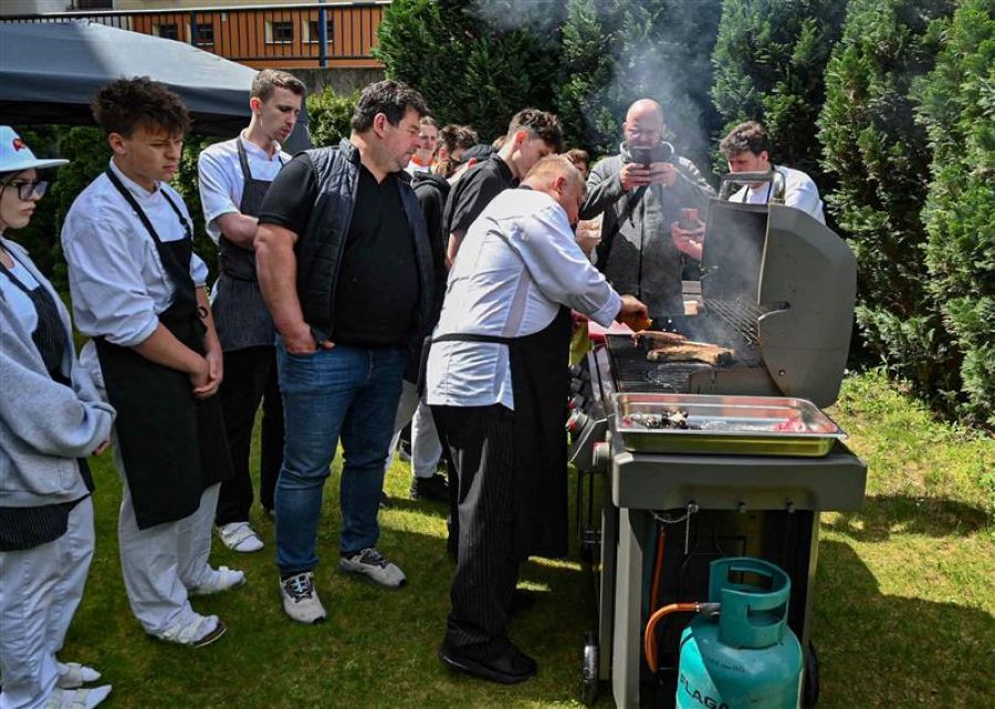 Studenti Gastroakademie v Jihlavě trénovali práci se steakovým masem