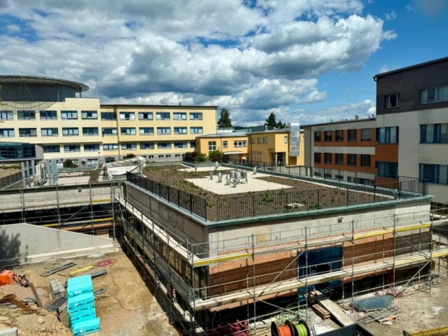 V Novém Městě na Moravě roste moderní dialyzační pavilon. Pacienti budou mít výhled do proskleného atria