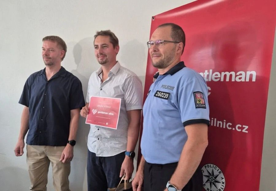 Muž vytáhl u Věžné řidičku z potápějícího se auta. Za pohotovou záchranu převzal ocenění Gentleman silnic