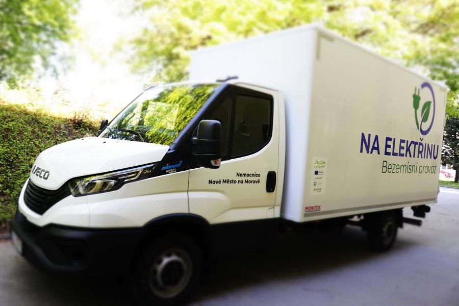 Nemocnice v Novém Městě na Moravě nasadila nový elektromobil. Rozváží jídlo, léky i zdravotnický materiál