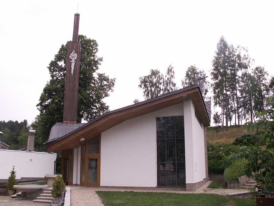 Slavkovice na Vysočině: Nové oficiální poutní místo přitahuje tisíce poutníků