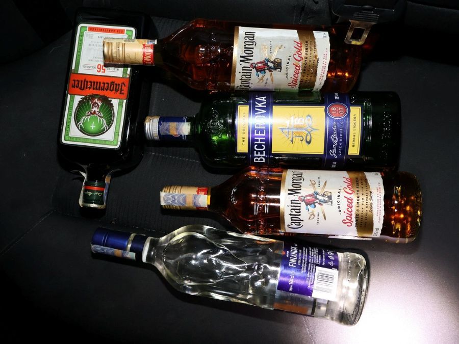 V autě vezli alkohol z vykradeného kiosku. Sedmnáctiletý řidič pak ujížděl policii