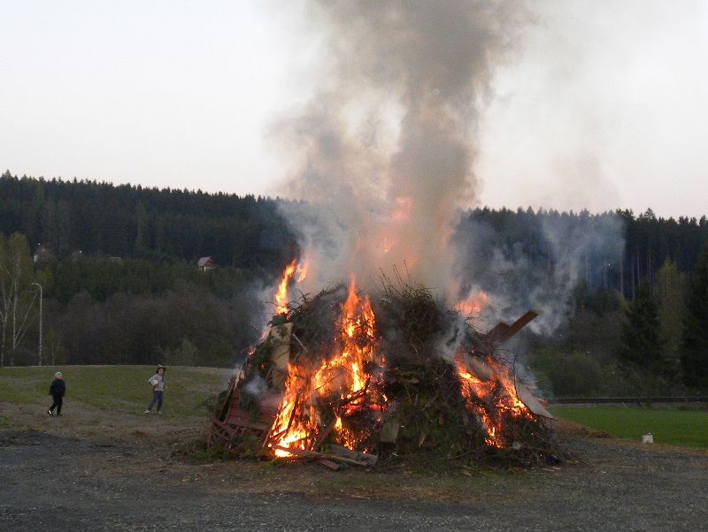Soutěžní stezka a volba nejkrásnějších čarodějnic v Rozsochatci