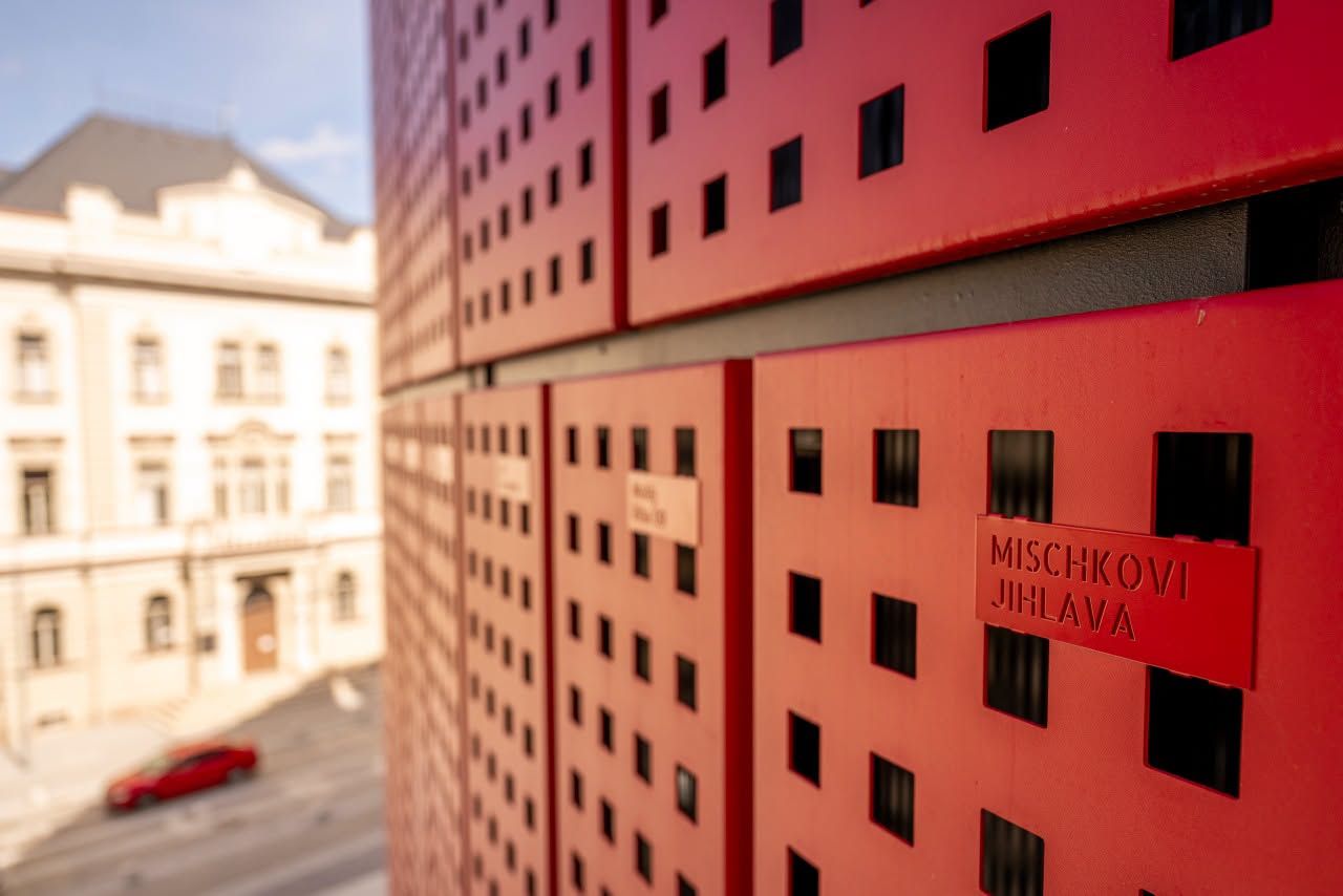 Horácká aréna v Jihlavě má na fasádě 853 kovových štítků dárců. Montáž se protáhla kvůli kontrolám textů