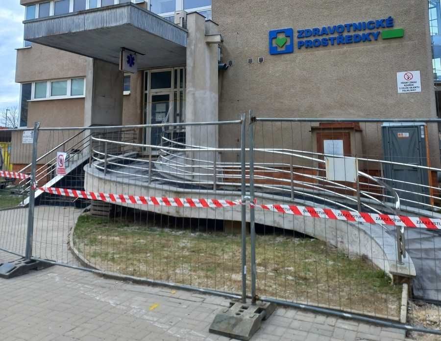 Rekonstrukce horkovodu ve Žďáru ztěžuje přístup k poliklinice