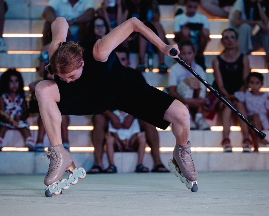 KoresponDance ve Žďáru začal netradičně. Ulice zaplnily černé koule a performeři bruslili s berlemi