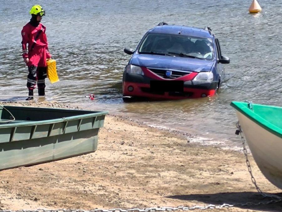 Na Dalešické přehradě se potopilo auto. Policie mezitím našla majitele uvázlého s člunem uprostřed vody