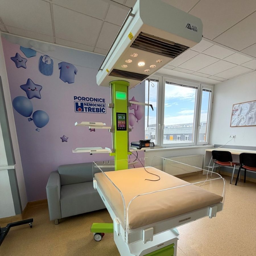 Nemocnice Třebíč má nové vyhřívané lůžko s LED fototerapií. Pomůže dětem se žloutenkou i udržením teploty
