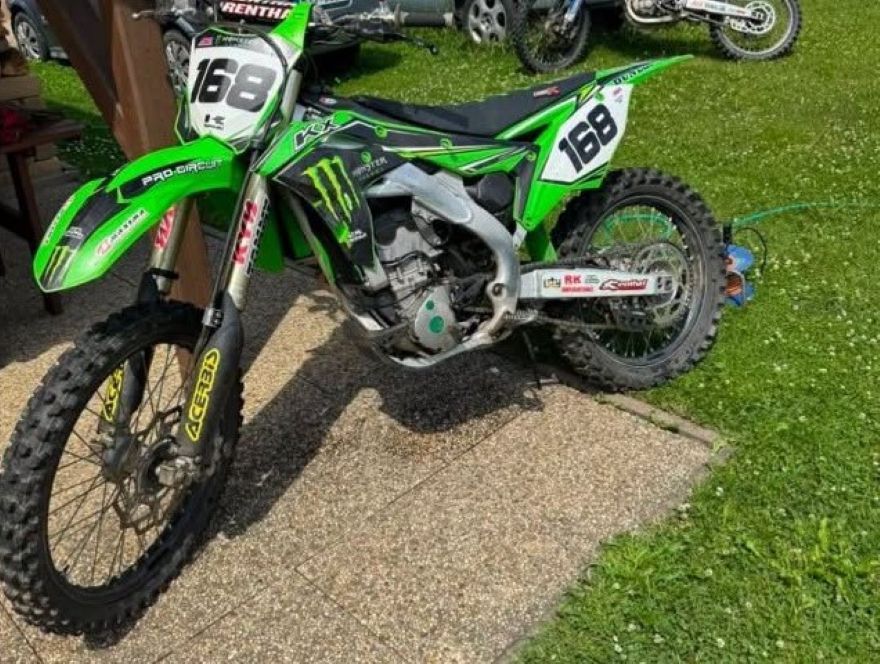 Policie na Havlíčkobrodsku pátrá po zelené Kawasaki KX 250. Ukradena byla v Poděbabech