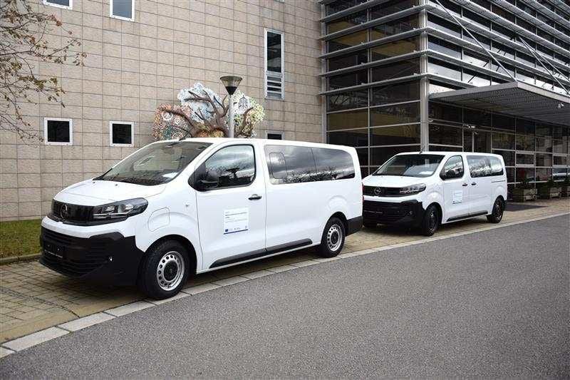 Tři nové bezbariérové elektromobily posílí komunitní domácnosti Domova Černovice–Lidmaň