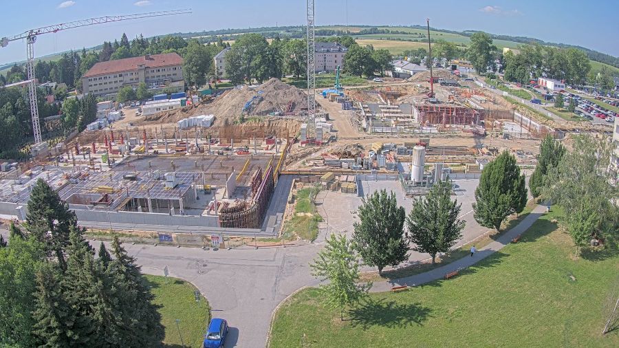 U Nemocnice Jihlava pokračuje výstavba parkovacího domu. Kraj zvažuje navýšení kapacity až na 704 míst