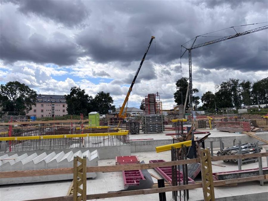 V Nemocnici Jihlava pokračuje stavba nového pavilonu a parkovacího domu. Přibude až 704 parkovacích míst