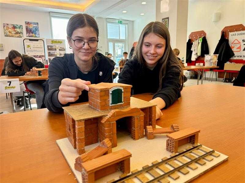 Žákyně ze Žďáru nad Sázavou zvítězily v soutěži o nejhezčí nádraží z cihliček