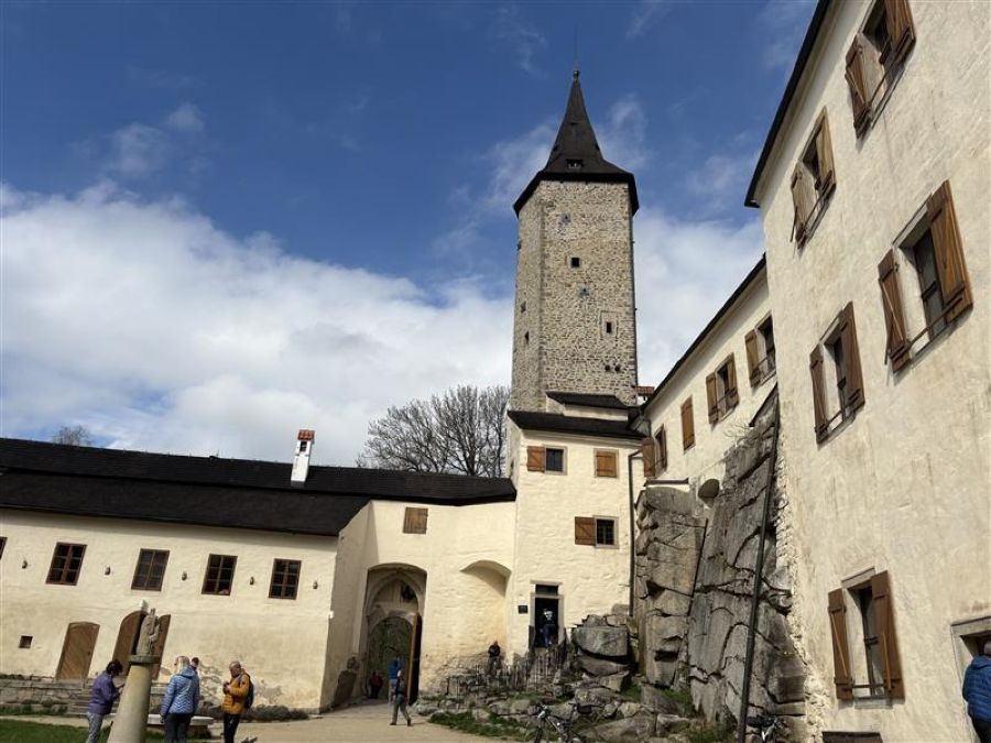 Hrad Roštejn chystá pro rodiny na léto 2026 detektivní hru ve věži i prázdninovou kešku Déčka