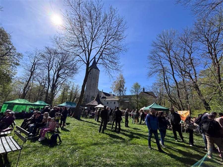 Hrad Roštejn zahájil sezónu Mysliveckým dnem, dorazili hejtman Kukla i poslankyně Oborná