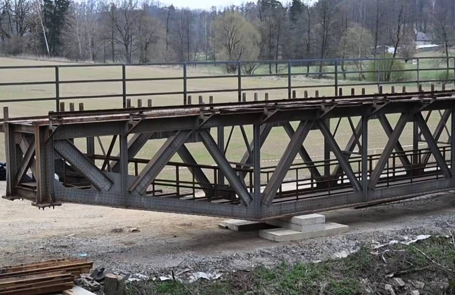 Nýtovaný železniční most čeká nový život jako lávka přes Sázavu