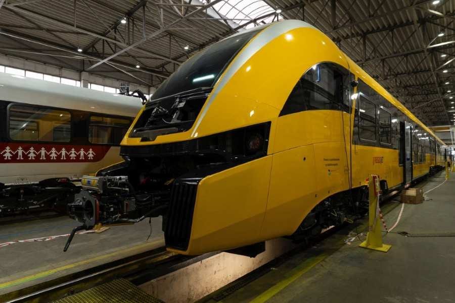 První jednotka Pesa pro RegioJet dorazila na zkušební okruh ve Velimi