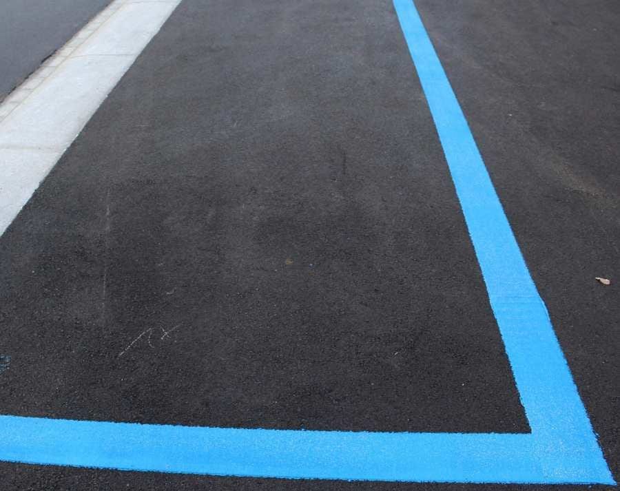 Rozšíření modrých zón v Alšově ulici: parkování versus zeleň