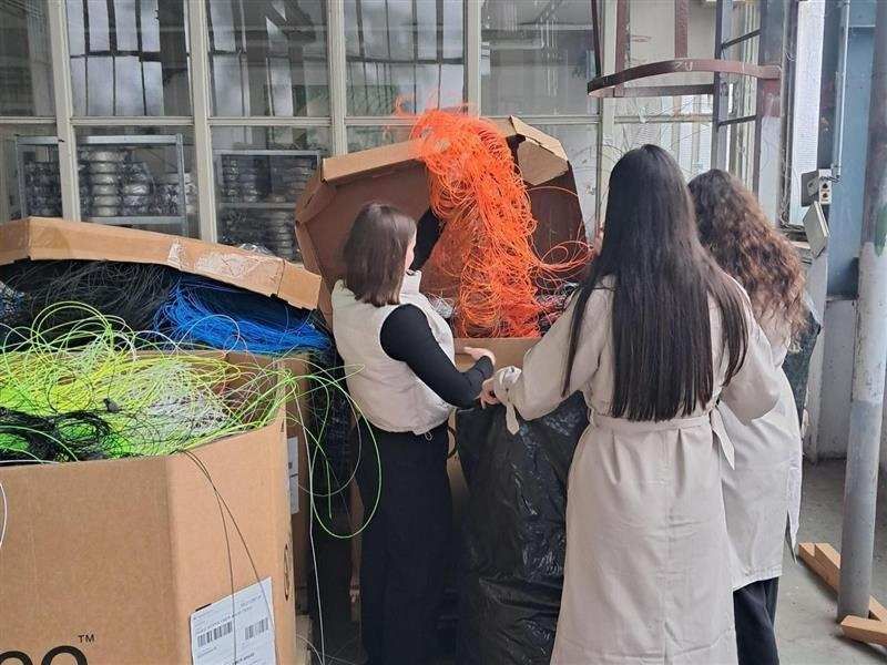 Žáci z Vysočiny spustili revoluční projekt recyklace PET lahví na školní nábytek