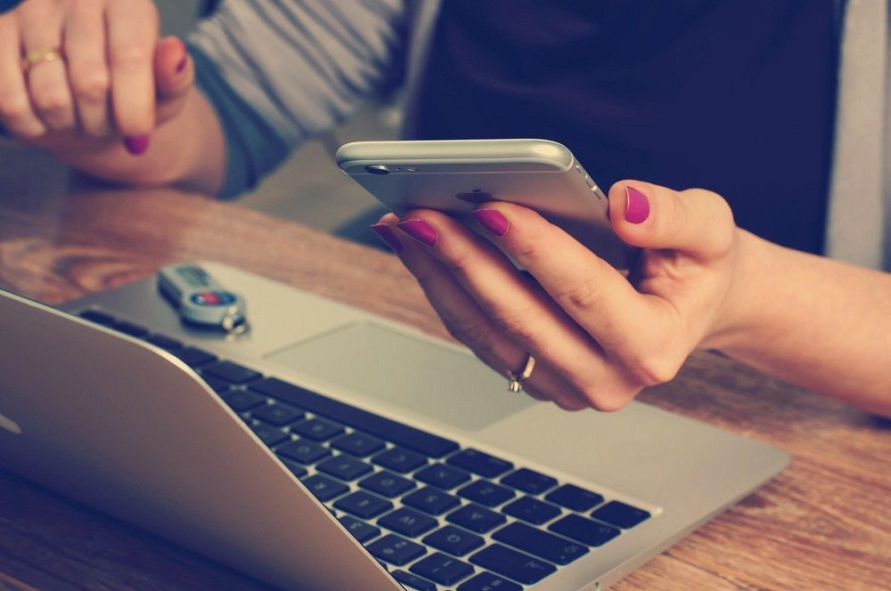 obrázek: 196 miliard korun, 16,2 % českého maloobchodu a 75 tisíc zaměstnanců přímo v e-shopech, to je podle APEK e-commerce v ČR