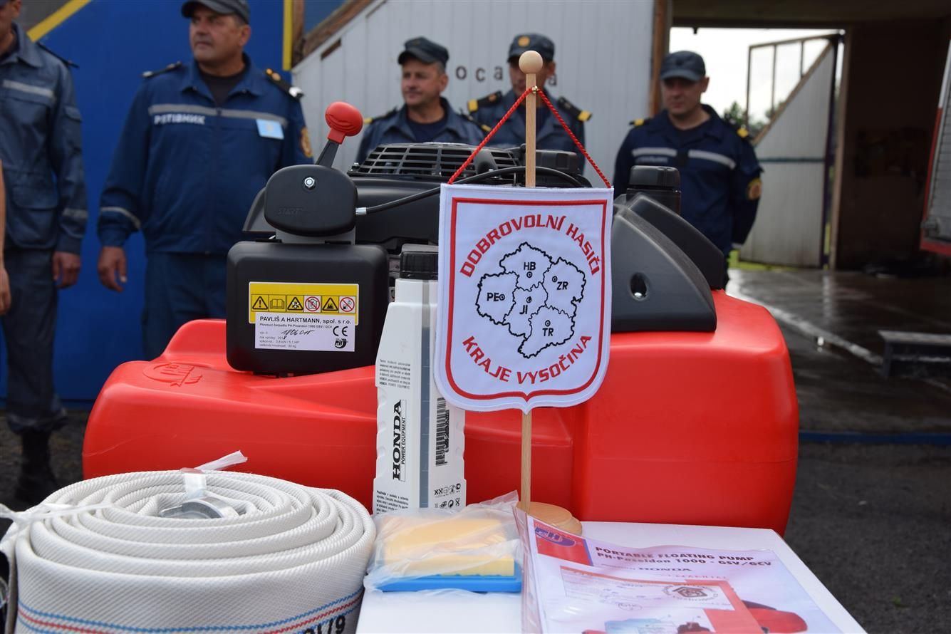 Další čerpadla i přilby s sebou přivezli hasiči do Zakarpatské oblasti Ukrajiny