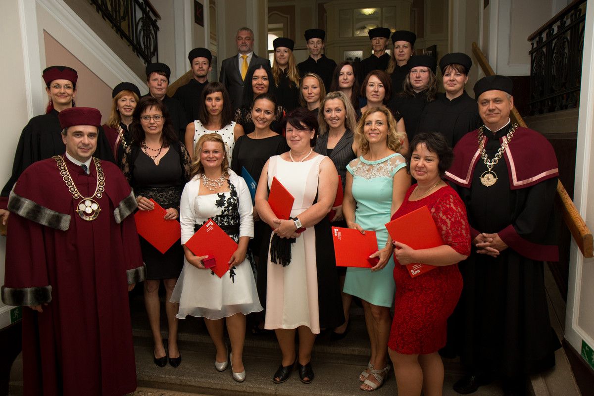 První magistry programu Komunitní péče v porodní asistenci z jihlavské školy