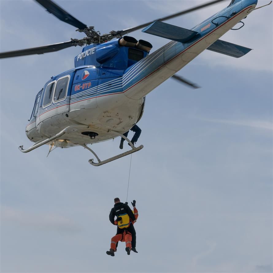 Cvičení Tornádo: v Dukovanech zasahovali hasiči, kynologové i vrtulník