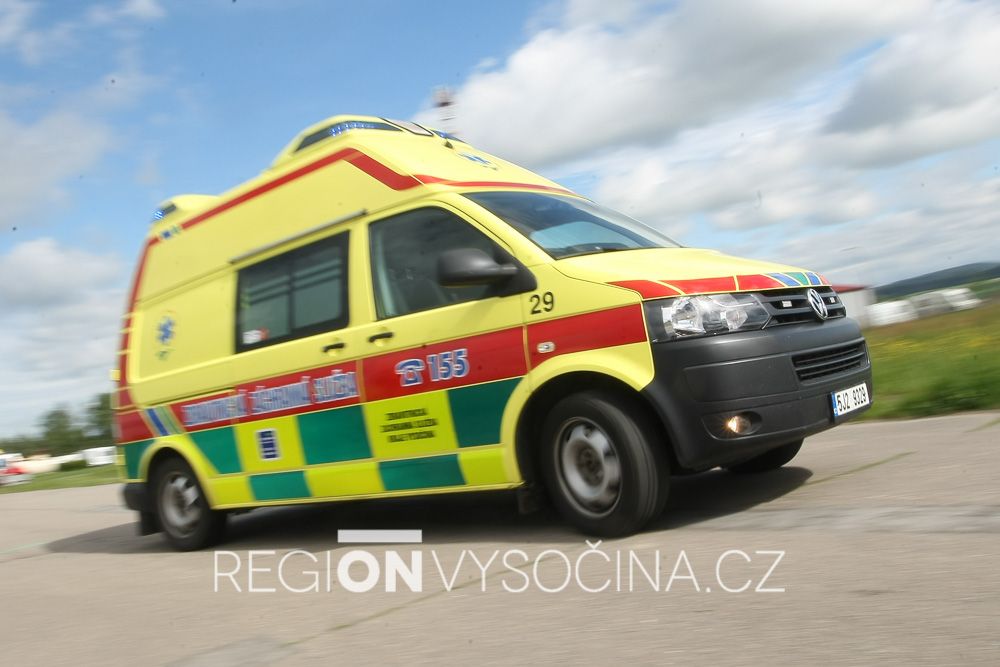 Devatenáctiletý mladík nezvládl řízení a u Kamenice se těžce zranil 
