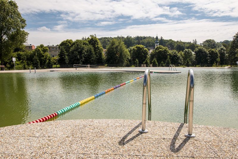 O víkendu otevřelo přírodní koupaliště Malvíny